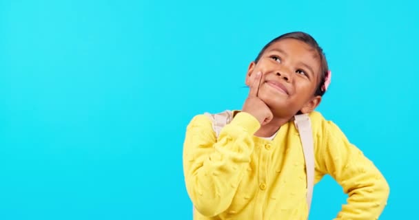 Denken Glimlachen Meisje Kind Studio Met Vraag Waarom Keuze Blauwe — Stockvideo