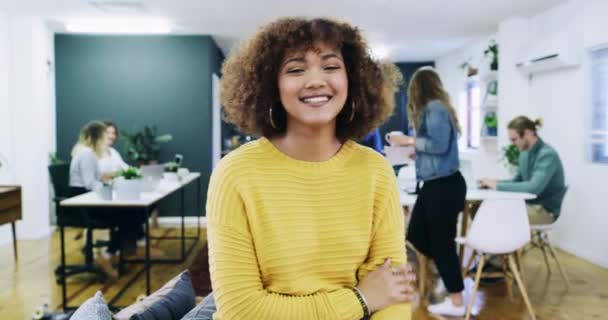 Oficina Brazos Cruzados Mujer Feliz Profesional Empresa Creativa Puesta Marcha — Vídeo de stock