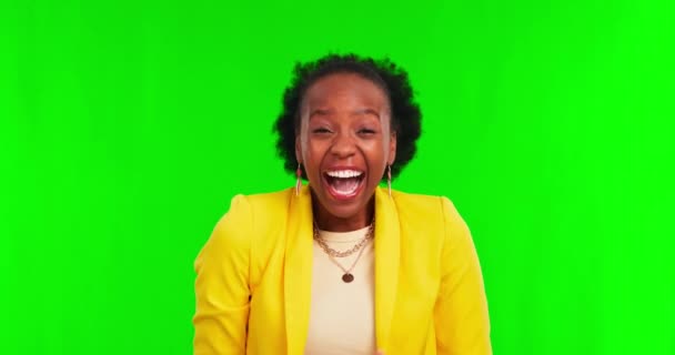 快乐和业务与黑人妇女在绿色的屏幕上为好消息 公告和哇 女性员工在工作室背景下的肖像为成功带来兴奋 通知和惊喜 — 图库视频影像