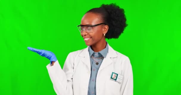 スタジオの背景に対する選択 広告や決定のための緑の画面上の黒人女性 科学者や手のひら 広告や選択のための手を示す科学のアフリカの女性の肖像画 — ストック動画