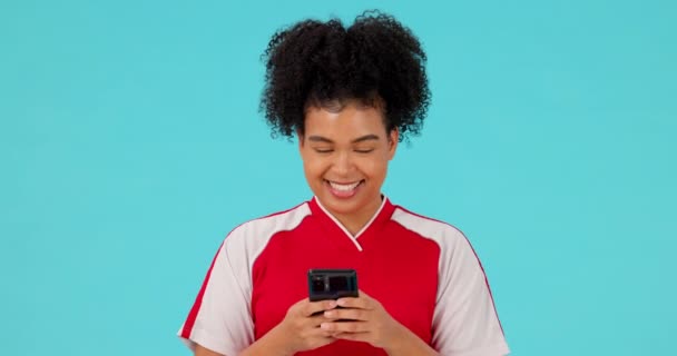 Телефон Футбол Посмішка Жінкою Студії Спілкування Соціальних Медіа Мереж Футбол — стокове відео