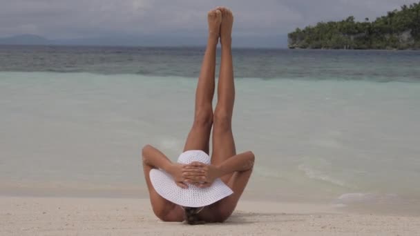 Mujer Piernas Relajarse Playa Vacaciones Vacaciones Olas Océano Verano Mar — Vídeos de Stock