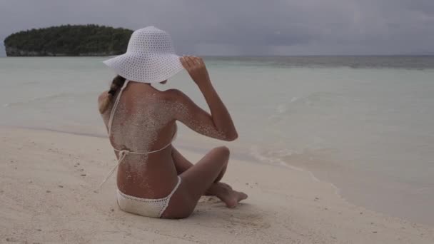 Бикини Шляпа Женщина Отдыхают Летом Пляже Отдыхают Сидят Открытом Воздухе — стоковое видео
