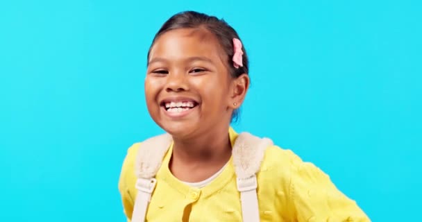 Gülümse Yüz Kız Çocuğu Stüdyoda Okula Dönmek Için Sırt Çantasıyla — Stok video