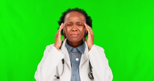 의사와 초록색 화면에 나타나는 고통은 스트레스로 것이다 편두통으로 스튜디오 배경에 — 비디오