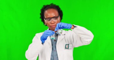 Yeşil ekran, bilim ve kimya, sıvı ve stüdyo arka planında cam deney şişesiyle araştırma yapan siyah kadın. Mutlu, bilim adamı ya da öğrenci ya da laboratuarda deney, test ve güvenlik uzmanı.