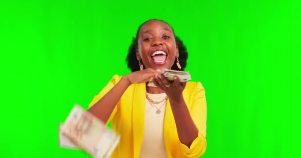 화면에서 보너스 스튜디오 배경에 카지노 현금을 가져온 아프리카 소녀를 축하하고 — 비디오