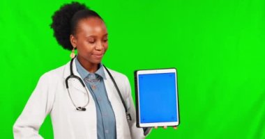 Siyah kadın, doktor ve tablet yeşil ekranda, reklam stüdyo arka planında. Sağlık hizmetlerindeki mutlu Afrikalı kadın portresi teknoloji, model görüntüleme veya izleme işaretleri gösteriyor.