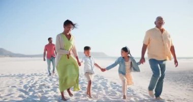 Büyük aile, büyükanne ve büyükbaba ve çocukları sahilde yürümek, el ele tutuşmak ve tatilde dinlenmek için. Seyahat edin, çocuklu erkekler ve kadınlar tatil, macera ya da deneyim için okyanus ya da deniz kıyısında.