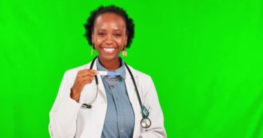 İşaret eden, sağlık hizmeti veren ve yeşil ekranda hamilelik testi olan siyah bir kadın. Karar, portre ve Afrikalı doktor hamile sonuçları ve hareketleriyle stüdyo arka planında izole edilmiş..