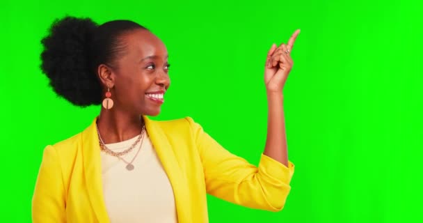 绿色屏幕 指向空间和脸的黑人妇女广告模型 营销信息或演示 肖像画 快乐女性典范及检讨 推广或提供指引一览表 — 图库视频影像