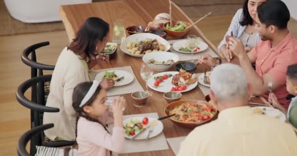 Manzara Aile Akşam Yemeği Yemek Masasında Yemek Yemek Etkinlik Sohbet — Stok video
