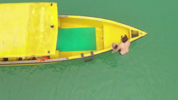 Homem Salto Drone Mar Com Barco Água Respingo Aventura Verão — Vídeo de Stock