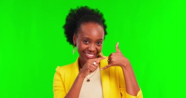 Kadın, telefon görüşmesi ve el hareketi yeşil ekrandan, işaret ve komik gülüş için heyecanlı yüz modeli. Genç Afrikalı iş kadını, bağlanabilirlik ikonu ve emoji. Komik göz kırpma, gülümseme ve stüdyo portresi..