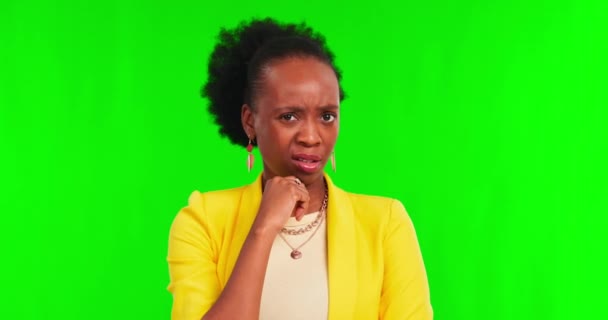 Yeşil Ekran Düşünme Siyah Kadının Kafası Karışmış Stüdyo Geçmişine Karşı — Stok video