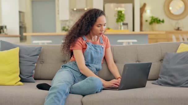 Технологии Женщина Печатает Ноутбуке Диване Гостиной Своего Дома Подключение Онлайн — стоковое видео