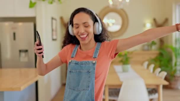 Huis Dans Vrouw Met Een Smartphone Koptelefoon Het Luisteren Naar — Stockvideo