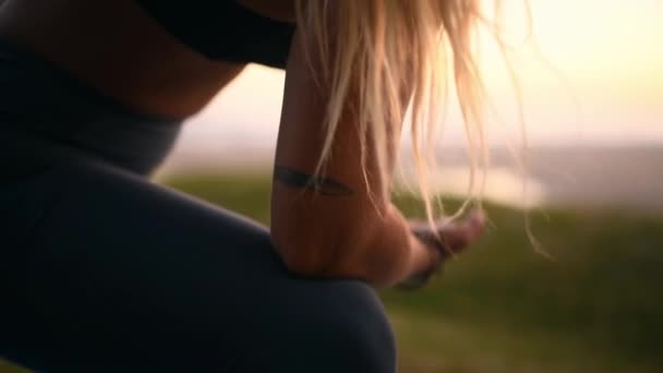 Kadın Gün Doğumunda Deniz Kenarında Esneme Yoga Dinlenme Zen Sakinlik — Stok video
