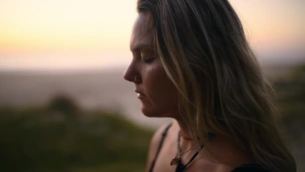 マインドフルネスの練習 スピリチュアルな朝または全体的な禅のための日の出のビーチでの女性 呼吸と瞑想 ヨガや平和 セルフケアのための女性 目を閉じて健康 — ストック動画