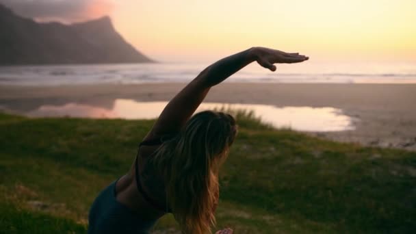 Mujer Yoga Estiramiento Playa Por Mañana Para Bienestar Holístico Zen — Vídeo de stock