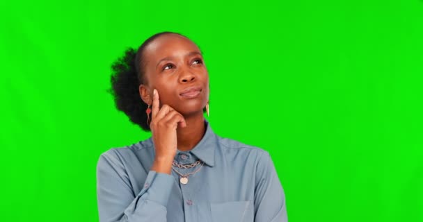 緑色のスクリーンスタジオで黒人女性の思考 アイデア 顔をモックアップの背景にアハ すごいと解決策 アフリカの女性の絵文字や絵文字に関する質問 — ストック動画