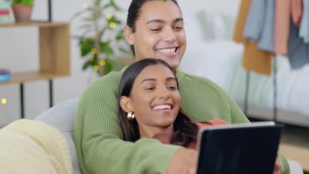 Bonding Casal Com Tablet Sofá Rindo Juntos Sala Estar Sua — Vídeo de Stock