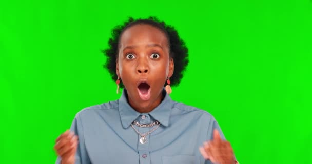 緑の画面で黒人女性 驚きと顔 絵文字やスタジオの背景に発表への衝撃的な反応 ドラマ ニュース 肖像画やモックアップスペースの女性の人とすごい 警告とゴシップ — ストック動画