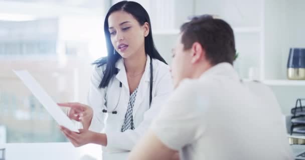 Dokter Vrouw Patiënt Met Documenten Voor Klinische Resultaten Slecht Nieuws — Stockvideo