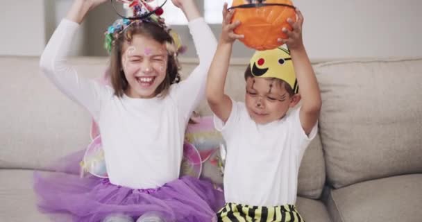 Niños Felices Halloween Dulces Sofá Truco Trato Con Calabaza Juntos — Vídeos de Stock