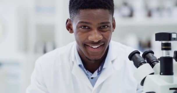 Ciência Pesquisa Rosto Homem Negro Com Microscópio Sorriso Engenharia Médica — Vídeo de Stock