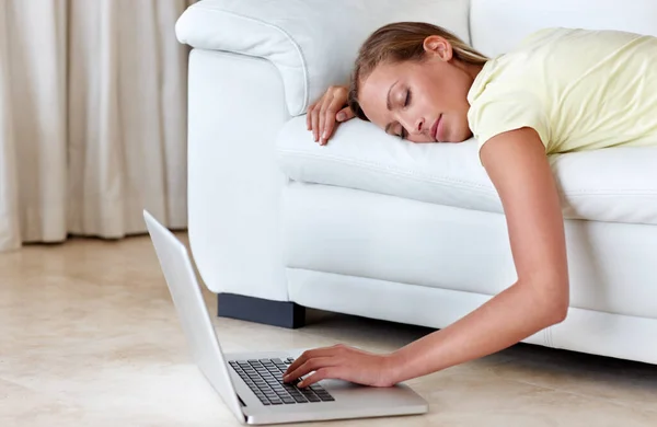 Mujer Sofá Portátil Para Dormir Casa Desplazarse Relajarse Con Clic —  Fotos de Stock