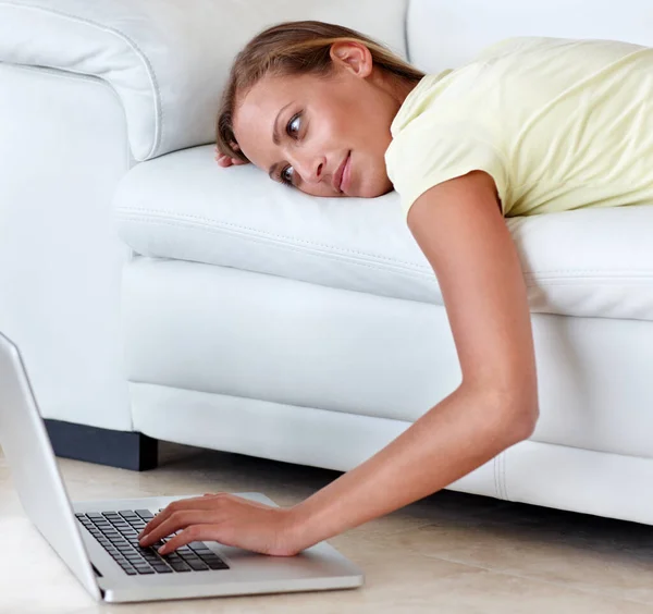 Mulher Sofá Laptop Para Filme Casa Percorrer Relaxar Com Leitura — Fotografia de Stock