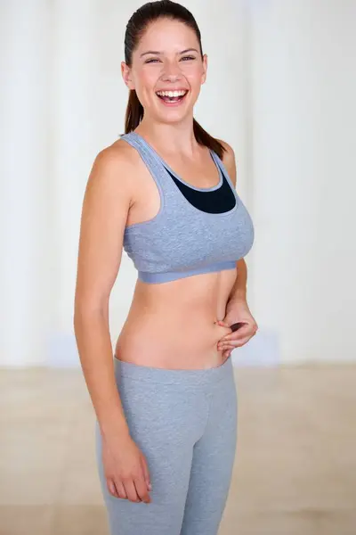 Fitness Glimlach Vrouw Houden Haar Vet Voor Gezondheid Wellness Gewichtsverlies — Stockfoto