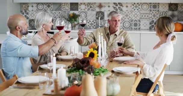 Τρόφιμα Ηλικιωμένοι Γονείς Ευτυχισμένη Οικογένεια Τοστ Στο Σπίτι Ποτά Κρασί — Αρχείο Βίντεο