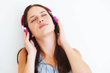 Kadın, huzur ve kulaklıkla müzik dinlemek stüdyonun beyaz arka planında rahatlamak için. Radyo, podcast veya bir caz, albüm veya teknoloji ile çalan şarkı sesi duyan kişi.