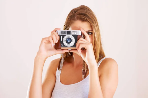 Fotograaf Vrouw Retro Camera Studio Voor Fotoshoot Content Creatie Paparazzi — Stockfoto