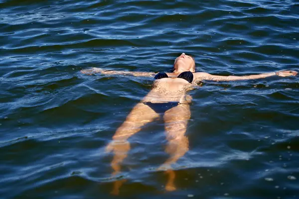 休暇中に平和と自由でビキニに浮かぶ海 水と女性 湖またはプールで泳ぐ人 リラックスして落ち着く 沖合の波 — ストック写真