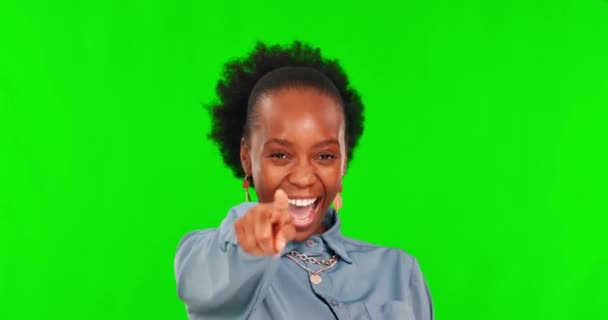 Satılık Yeşil Ekran Stüdyosunu Işaret Eden Happy Yüz Siyah Kadın — Stok video