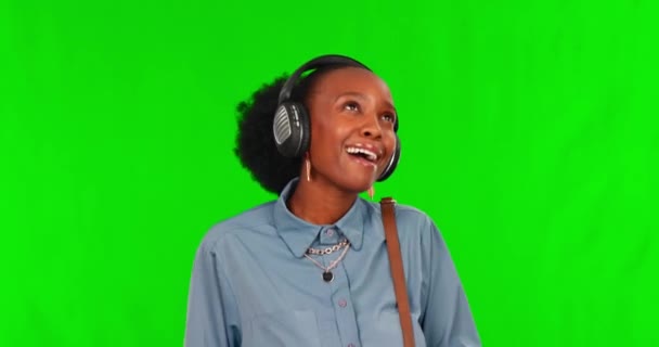 背景のモックアップに隔離されたスタジオで 黒人女性が緑の画面で踊ります ラジオ ヘッドフォンやエネルギーとオーディオ 音やポッドキャストを聞いてモバイルで幸せなアフリカの人 — ストック動画