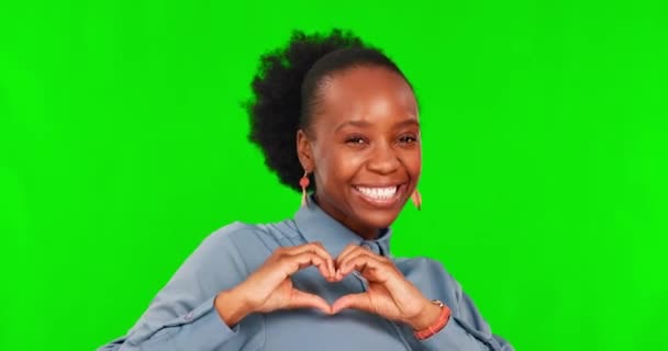 Écran Vert Visage Femme Noire Excitée Avec Les Mains Cœur — Video