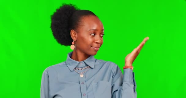 Avuç Içi Boşluğu Yüz Siyah Kadın Stüdyoda Yeşil Ekranda Arka — Stok video