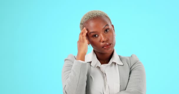 精神的な健康とストレスのためのスタジオで黒人女性の顔を持つ欲求不満 疲れやビジネス 失敗のために青の背景に女性従業員の肖像画とバーンアウト 頭痛や疲労 — ストック動画