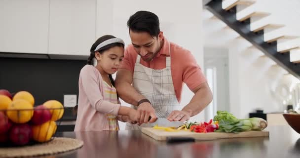 Padre Bambina Cuoco Con Coltello Verdure Aiuto Apprendimento Sviluppo Nutrizione — Video Stock