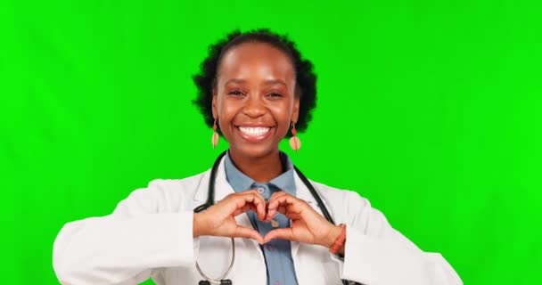 心血管チェック 健康とコレステロール ケアサインやサービスのための心臓 緑の画面と女性医師 スタジオの背景に愛の絵文字を持つ幸せ 医療やアフリカの人や心臓病学者 — ストック動画