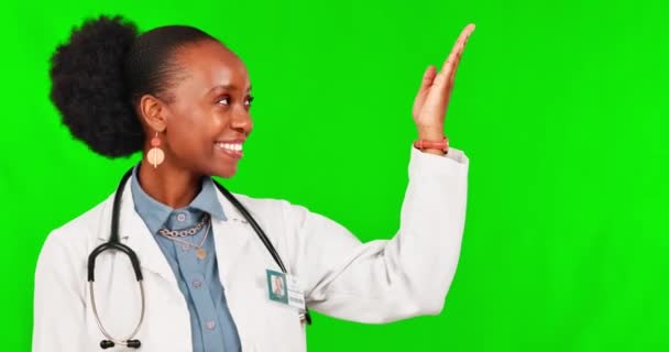 Wybór Pokaz Twarz Kobiety Lekarza Zielonym Ekranie Ogłoszenia Transakcji Lub — Wideo stockowe