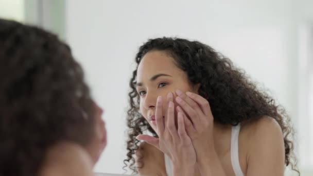 Cosmetici Specchio Donna Con Cura Della Pelle Brufolo Controllare Pelle — Video Stock