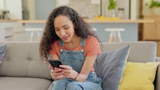 在线交流 女人在电话和沙发上的客厅里为她的社交网络 连接性或科技 放松或快乐 女性在智能手机上交谈 — 图库视频影像