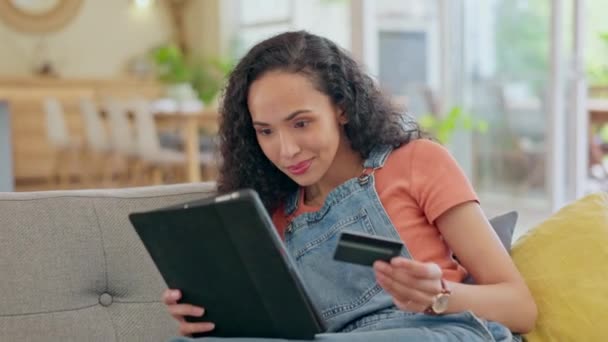 Дом Оплата Женщина Табличкой Кредитной Картой Счастье Онлайн Покупками Транзакциями — стоковое видео