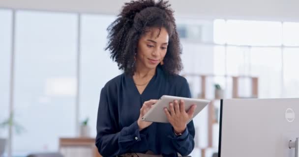 Tableta Mujer Escritora Creativa Para Negocios Oficina Trabajando Escribiendo Email — Vídeos de Stock