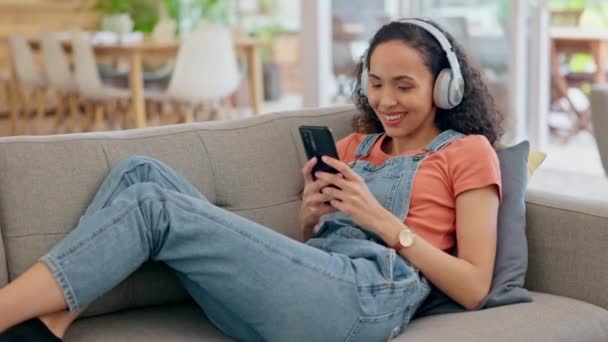 Headphone Telepon Dan Wanita Sofa Mendengarkan Audio Streaming Dan Menari — Stok Video